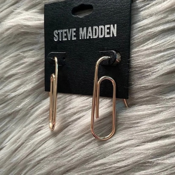 ❌SOLD❌ Steve Madden | Gold Tone Paperclip Hook Earrings - Picture 3 of 6
